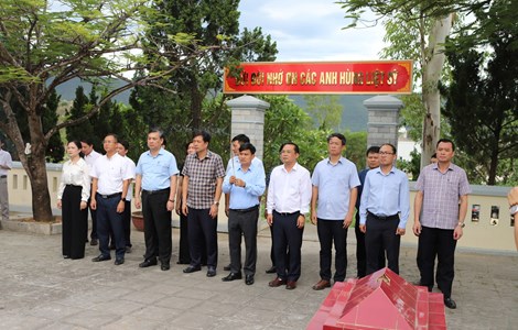 Chủ tịch Công đoàn Xây dựng Việt Nam tham gia Đoàn công tác Bộ Xây dựng dâng hương tri ân các anh hùng liệt sĩ